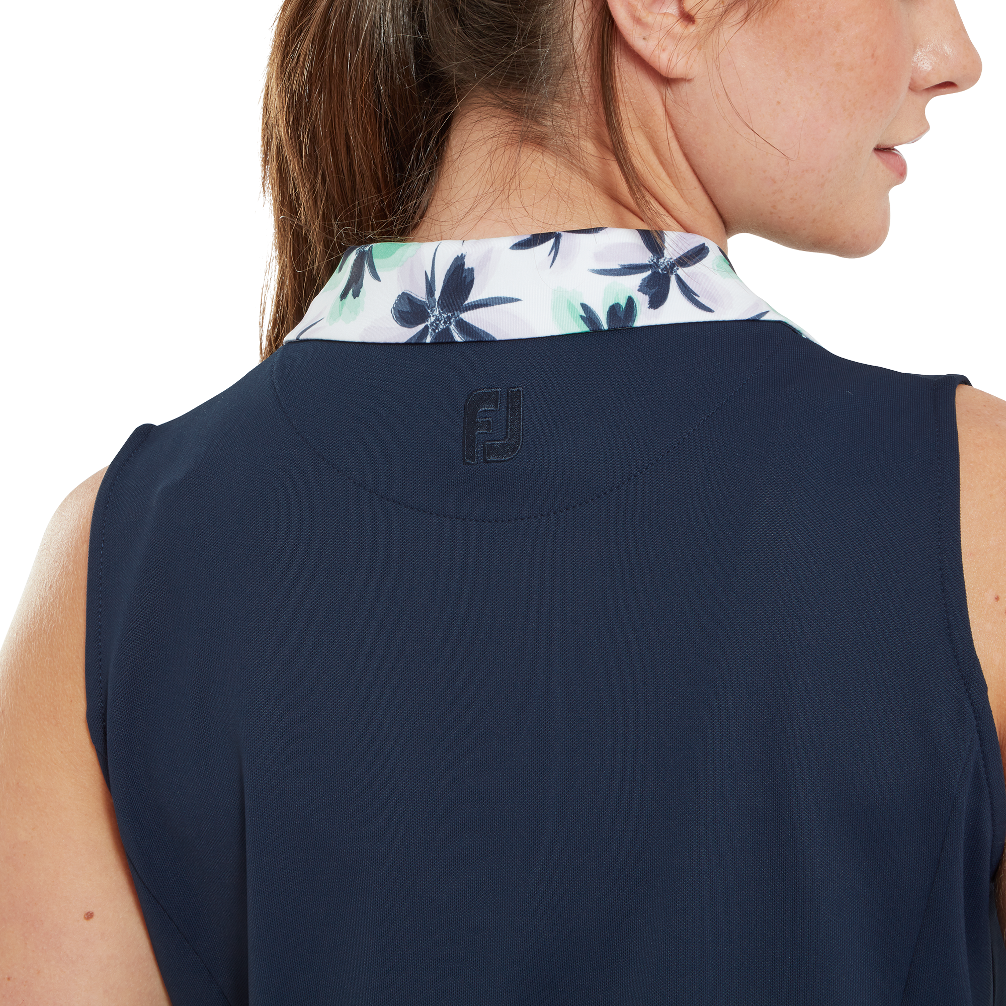 Robe avec encolure fleurie