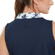 Robe avec encolure fleurie