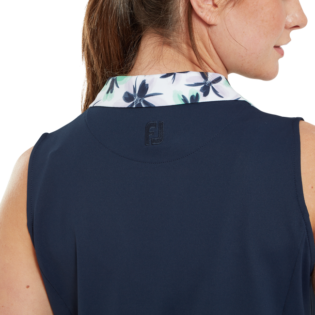 Robe avec encolure fleurie